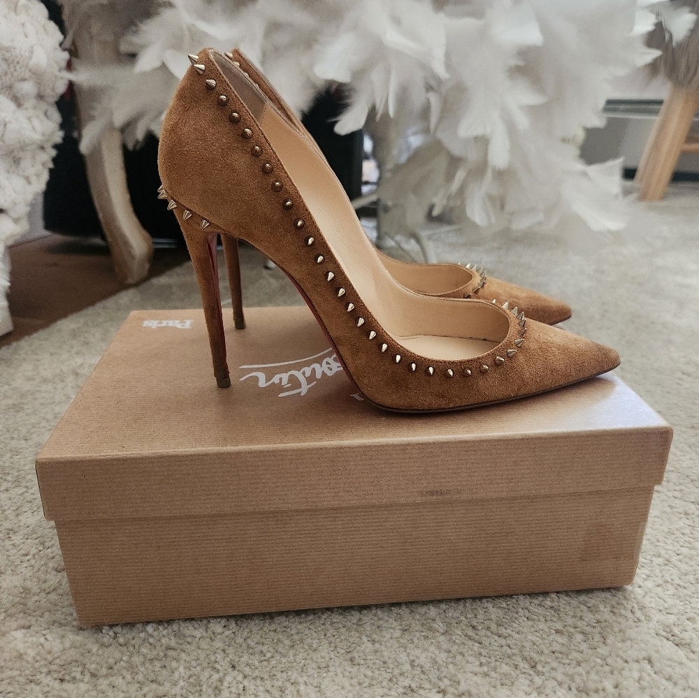 SOLD 💌Anjalina Spiked Suede Pumps